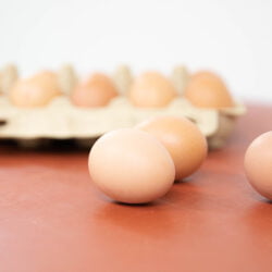 Eieren met doos op de achtergrond