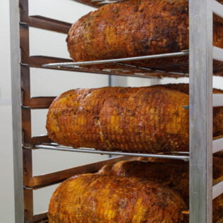 Gebraden rollade in een rek