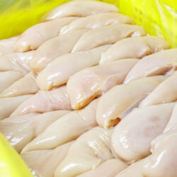 Verse kipfilet in een geel krat