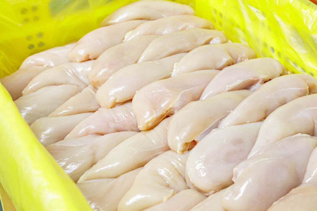 Verse kipfilet in een krat